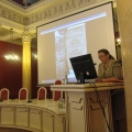 29 05 13 r. Uniwersytet Wileński. Aula Parva. Otwarcie konferencji „Turks’ history and culture in Lithuania”. W imieniu organizatorów przemawia doc. G. Miszkiniene (fot. JMŁ.)